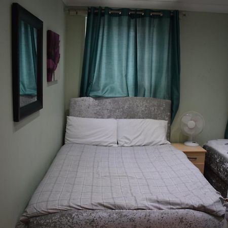 Three Bedroom House Lancaster Road London Kültér fotó