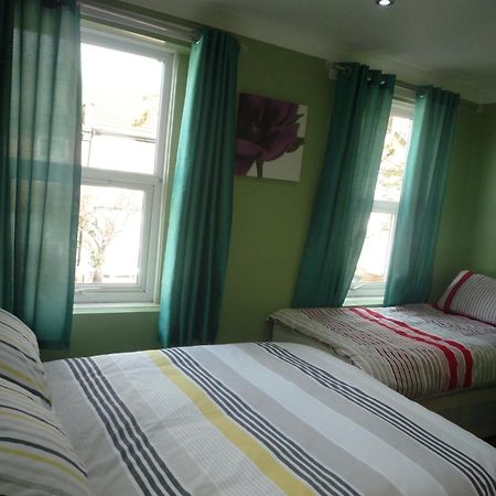Three Bedroom House Lancaster Road London Kültér fotó