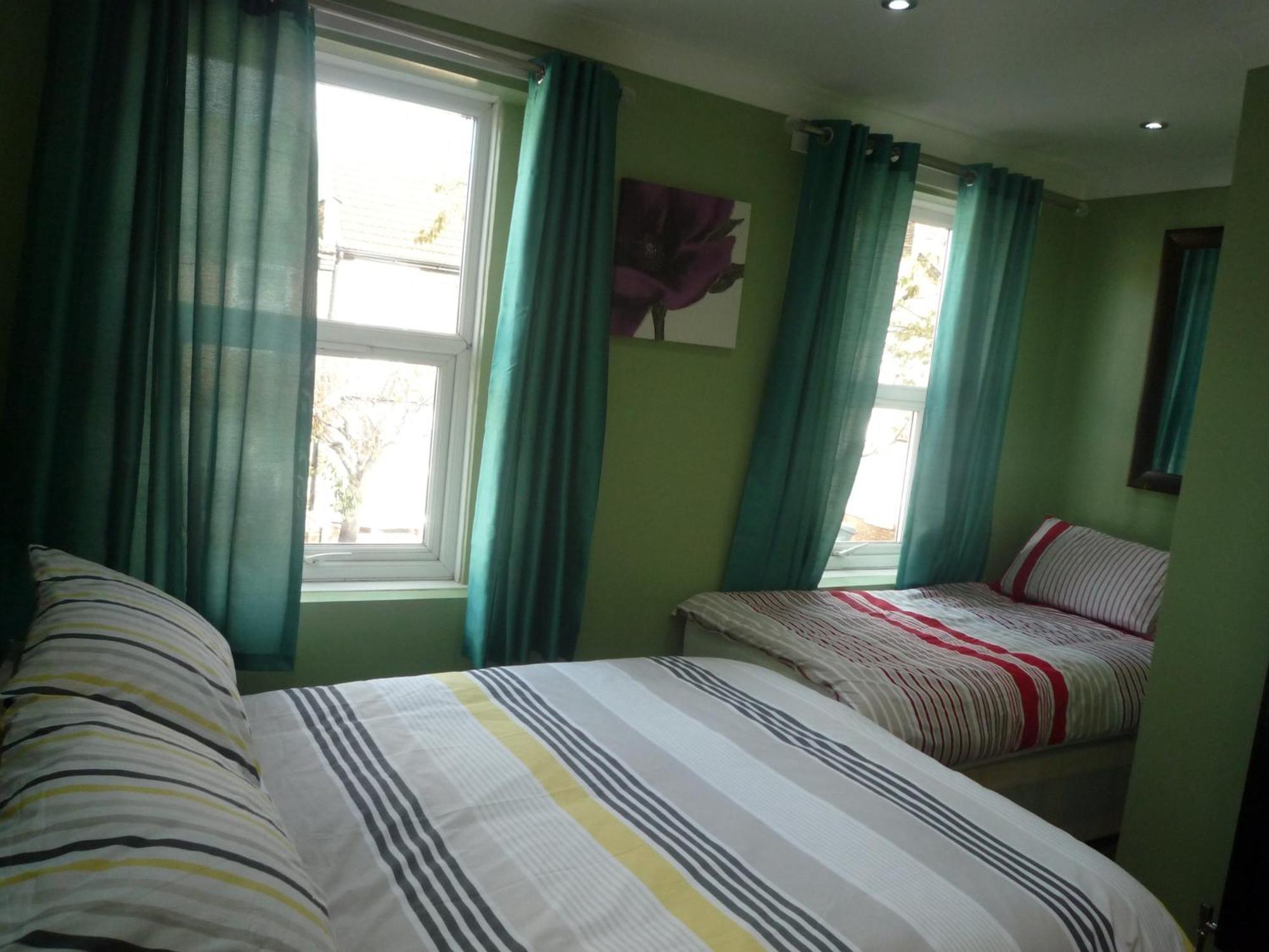 Three Bedroom House Lancaster Road London Kültér fotó